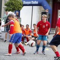 Sverre Magnus de Noruega en el partido amistoso entre el Vivil IL y el Skaugum United