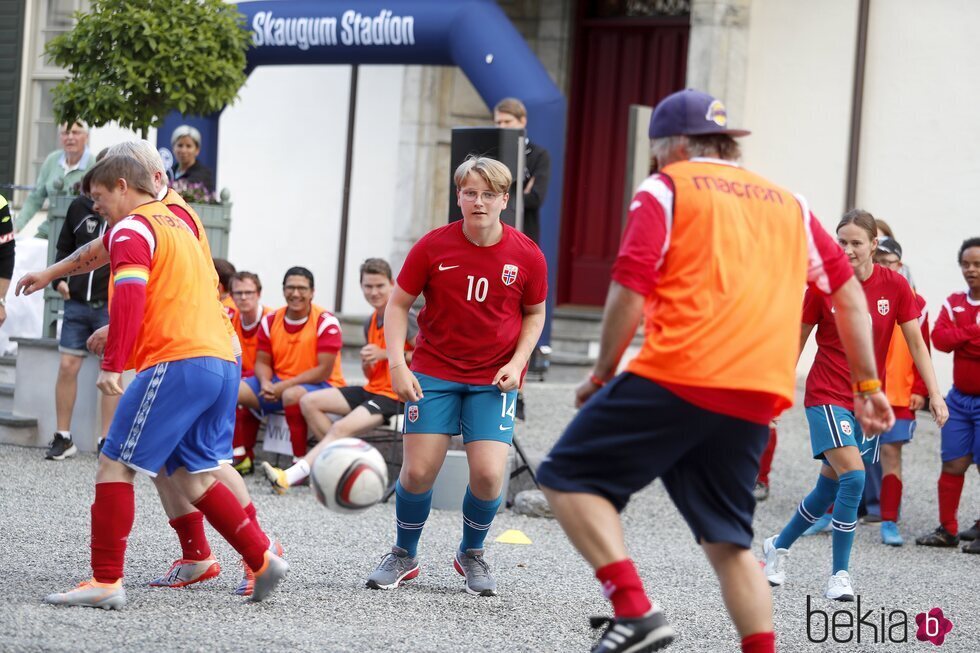 Sverre Magnus de Noruega en el partido amistoso entre el Vivil IL y el Skaugum United