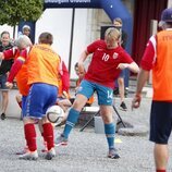 Sverre Magnus de Noruega jugando al fútbol en el partido amistoso entre el Vivil IL y el Skaugum United