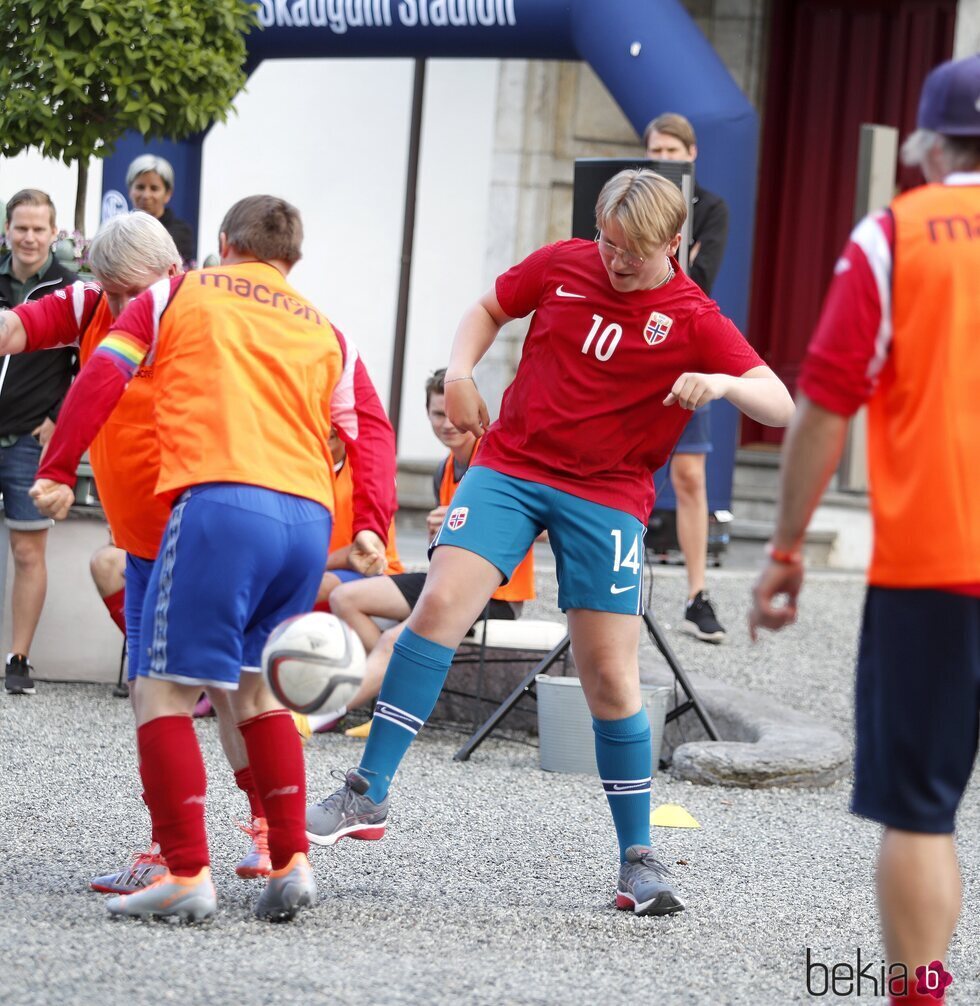 Sverre Magnus de Noruega jugando al fútbol en el partido amistoso entre el Vivil IL y el Skaugum United