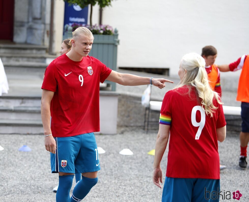 Haaland y Mette-Marit de Noruega en el partido amistoso entre el Vivil IL y el Skaugum United