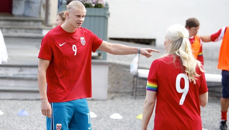 Haaland y Mette-Marit de Noruega en el partido amistoso entre el Vivil IL y el Skaugum United