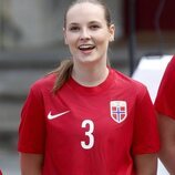 Ingrid Alexandra de Noruega en el partido amistoso entre el Vivil IL y el Skaugum United