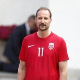 Haakon de Noruega en el partido amistoso entre el Vivil IL y el Skaugum United