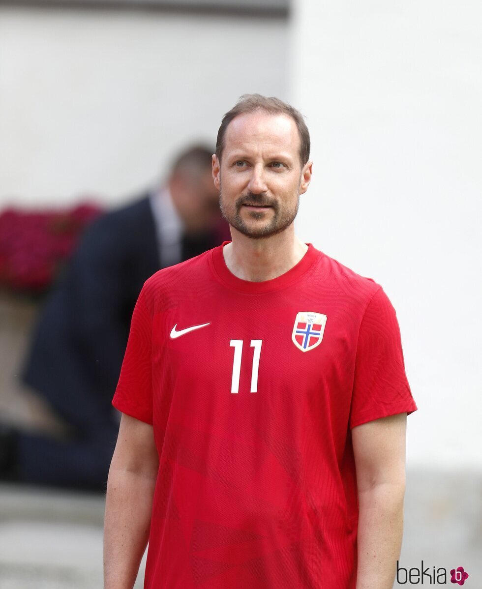 Haakon de Noruega en el partido amistoso entre el Vivil IL y el Skaugum United