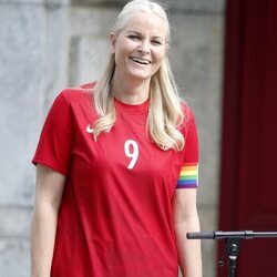 Mette-Marit de Noruega en el partido amistoso entre el Vivil IL y el Skaugum United