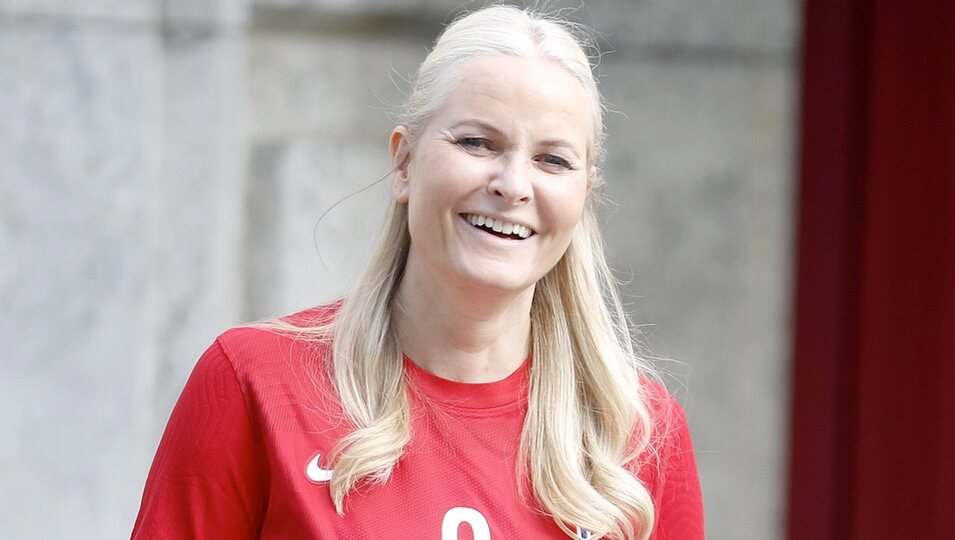 Mette-Marit de Noruega en el partido amistoso entre el Vivil IL y el Skaugum United