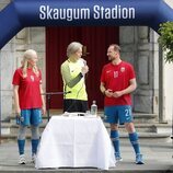 Haakon y Mette-Marit de Noruega en el partido amistoso entre el Vivil IL y el Skaugum United