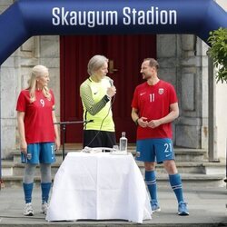 Haakon y Mette-Marit de Noruega en el partido amistoso entre el Vivil IL y el Skaugum United