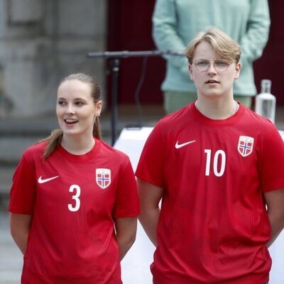 La Familia Real Noruega en un partido de fútbol amistoso con Haaland