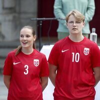 Mette-Marit de Noruega y sus hijos Ingrid Alexandra y Sverre Magnus de Noruega en el partido amistoso entre el Vivil IL y el Skaugum United