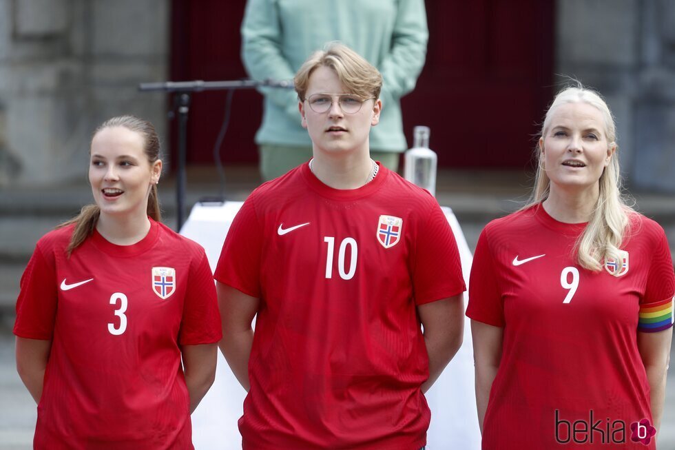 Mette-Marit de Noruega y sus hijos Ingrid Alexandra y Sverre Magnus de Noruega en el partido amistoso entre el Vivil IL y el Skaugum United