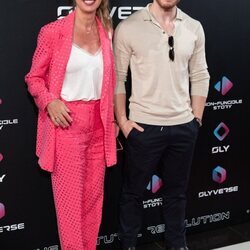 Kerem Bürsin con Anne Igartiburu posando en un evento