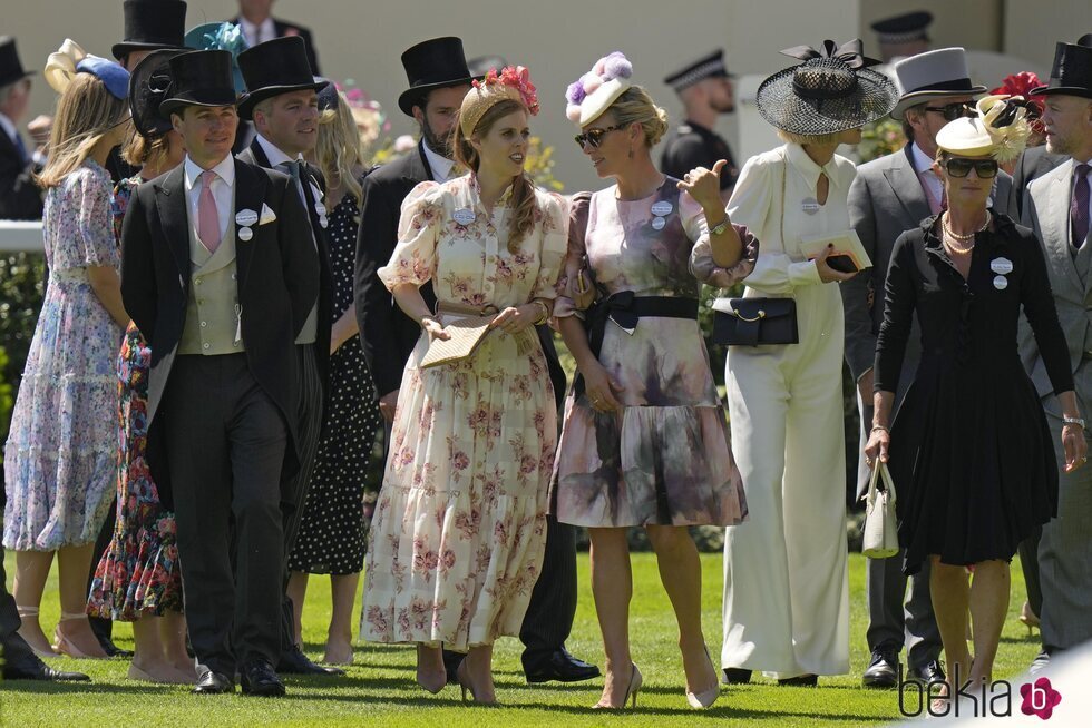 Beatriz de York y Edoardo Mapelli Mozzi y Zara Phillips y Mike Tindall en Ascot 2022