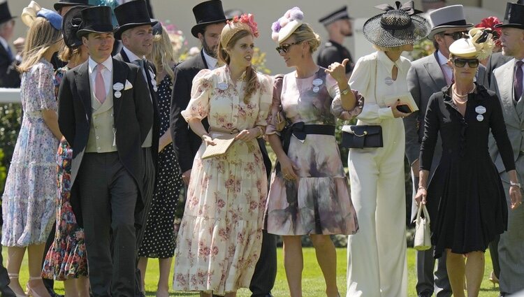 Beatriz de York y Edoardo Mapelli Mozzi y Zara Phillips y Mike Tindall en Ascot 2022