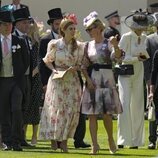 Beatriz de York y Edoardo Mapelli Mozzi y Zara Phillips y Mike Tindall en Ascot 2022