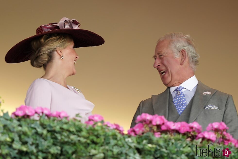 El Príncipe Carlos y Sophie de Wessex riéndose en Ascot 2022