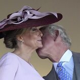 El Príncipe Carlos dando un beso a Sophie de Wessex en Ascot 2022