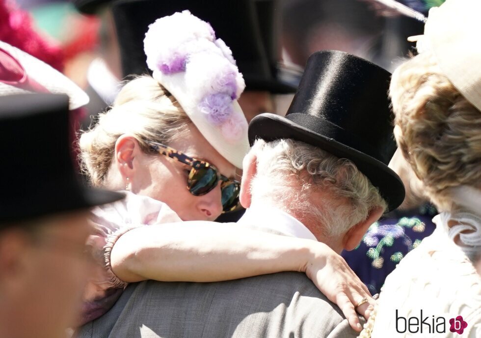 El Príncipe Carlos y Zara Phillips, muy cómplices en Ascot 2022