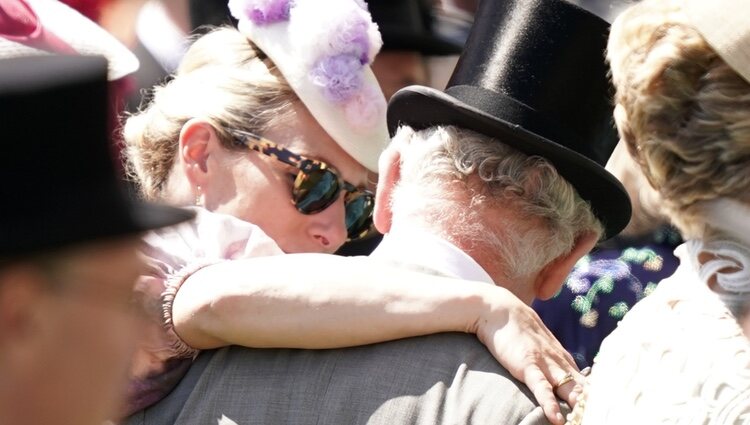 El Príncipe Carlos y Zara Phillips, muy cómplices en Ascot 2022