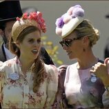 Beatriz de York y Zara Phillips en Ascot 2022