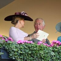 El Príncipe Carlos y Camilla Parker con Sophie de Wessex en Ascot 2022