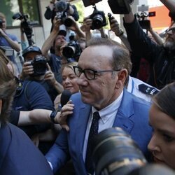 Kevin Spacey acudiendo a su juicio para comparecer ante la justicia británica