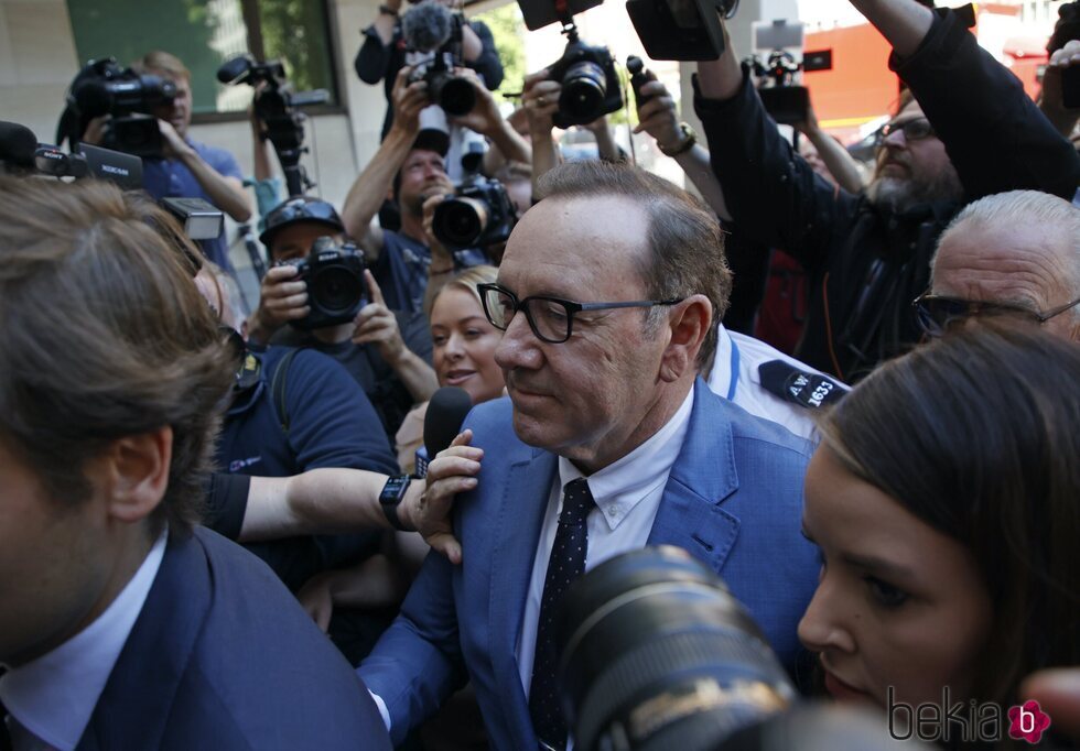 Kevin Spacey acudiendo a su juicio para comparecer ante la justicia británica