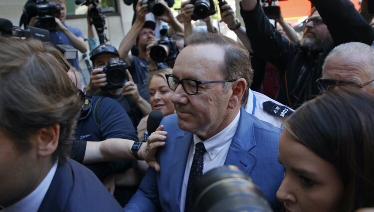 Kevin Spacey acudiendo a su juicio para comparecer ante la justicia británica