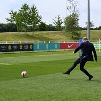 El Príncipe Guillermo chutando el balón en su visita al entrenamiento de la Selección Femenina de Fútbol de Inglaterra