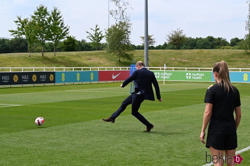 El Príncipe Guillermo chutando el balón en su visita al entrenamiento de la Selección Femenina de Fútbol de Inglaterra