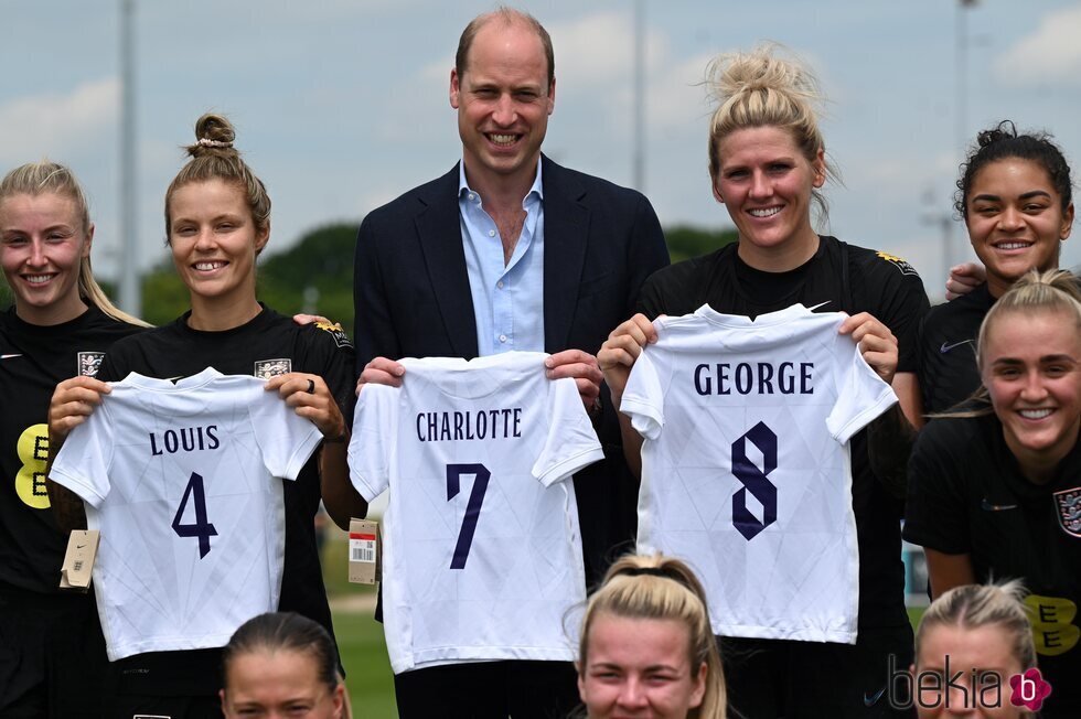 El Príncipe Guillermo con camisetas para sus hijos en su visita al entrenamiento de la Selección Femenina de Fútbol de Inglaterra