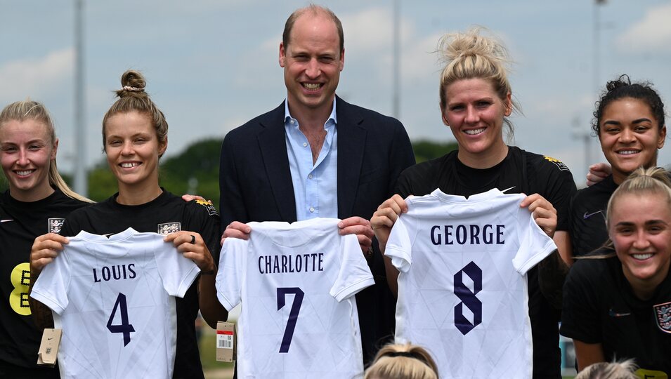 El Príncipe Guillermo con camisetas para sus hijos en su visita al entrenamiento de la Selección Femenina de Fútbol de Inglaterra