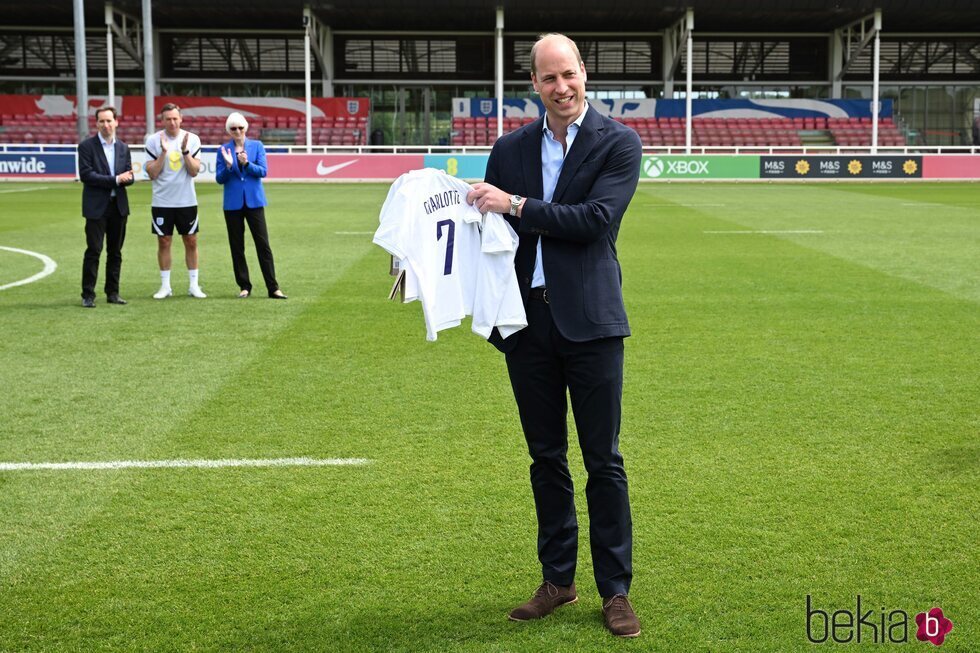 El Príncipe Guillermo con una camiseta para la Princesa Charlotte en su visita al entrenamiento de la Selección Femenina de Fútbol de Inglaterra