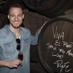 Kerem Bürsin en una bodega de vino en Málaga