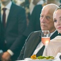 Ingrid Alexandra de noruega con su abuelo Harald en el inicio de las celebraciones de su 18 cumpleaños