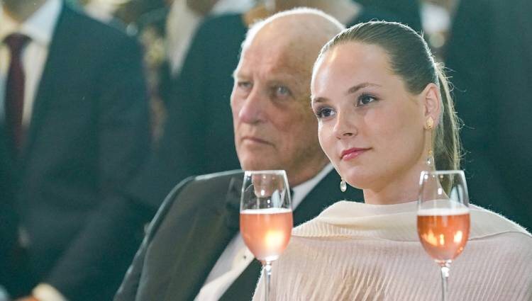 Ingrid Alexandra de noruega con su abuelo Harald en el inicio de las celebraciones de su 18 cumpleaños