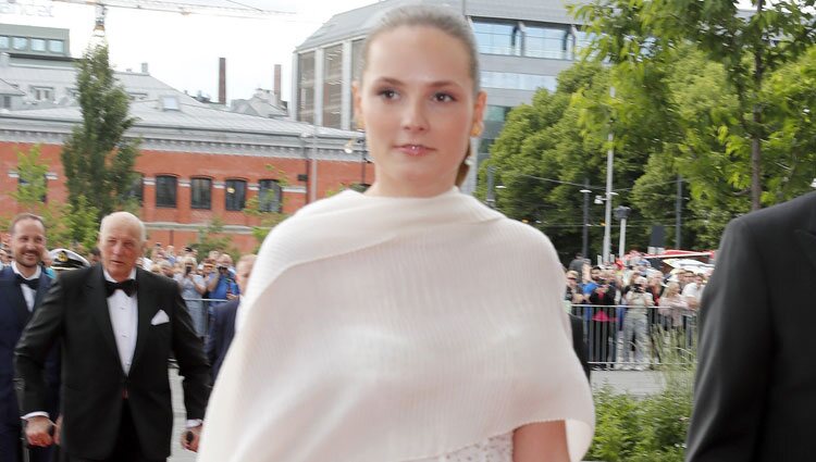 La Princesa Ingrid Alexandra llegando al inicio de las celebraciones de su 18 cumpleaños