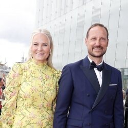 Mette-Marit y Haakon de Noruega en el inicio de las celebraciones del 18 cumpleaños de su hija Ingrid Alexandra