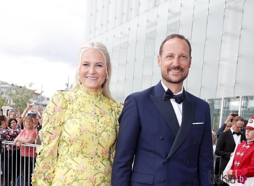 Mette-Marit y Haakon de Noruega en el inicio de las celebraciones del 18 cumpleaños de su hija Ingrid Alexandra