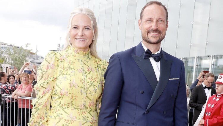 Mette-Marit y Haakon de Noruega en el inicio de las celebraciones del 18 cumpleaños de su hija Ingrid Alexandra