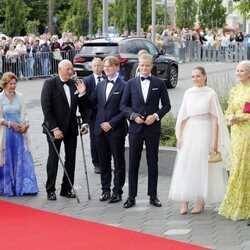 La Princesa Ingrid Alexandra de Noruega con sus padres, sus abuelos y sus hermanos en el inicio de las celebraciones de su 18 cumpleaños