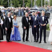 La Princesa Ingrid Alexandra de Noruega con sus padres, sus abuelos y sus hermanos en el inicio de las celebraciones de su 18 cumpleaños