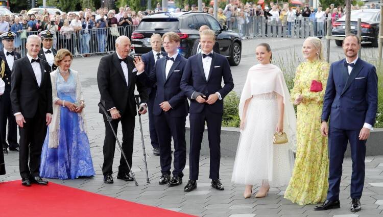 La Princesa Ingrid Alexandra de Noruega con sus padres, sus abuelos y sus hermanos en el inicio de las celebraciones de su 18 cumpleaños