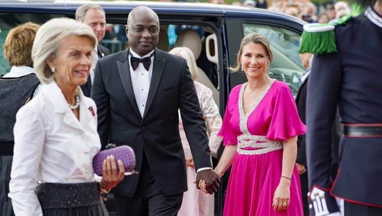 Marta Luisa de Noruega y Durek Verrett llegando inicio de las celebraciones del 18 cumpleaños de la Princesa Ingrid Alexandra