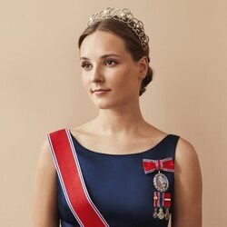 Ingrid Alexandra de Noruega con la tiara Boucheron en un posado por su 18 cumpleaños