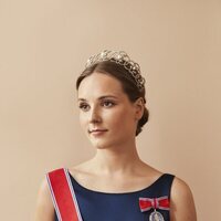 Ingrid Alexandra de Noruega con la tiara Boucheron en un posado por su 18 cumpleaños