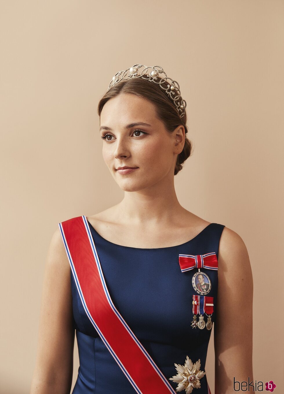 Ingrid Alexandra de Noruega con la tiara Boucheron en un posado por su 18 cumpleaños