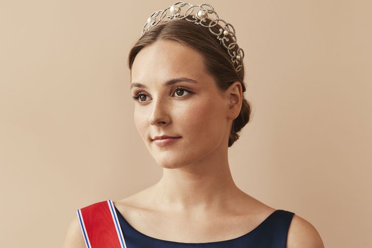 Ingrid Alexandra de Noruega con la tiara Boucheron en un posado por su 18 cumpleaños