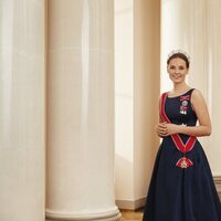 Ingrid Alexandra de Noruega con la tiara Boucheron, traje de gala y condecoraciones en un posado por su 18 cumpleaños